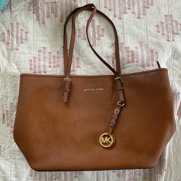 Jet Set Medium Saffiano Leather Top-Zip Tote Bag - Picture 2 of 16